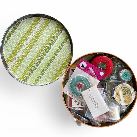 Vintage Sewing Needles Nurge Bobbins Pin Cushions Scissor Thread Neiman’s Tin - Picture 2 of 16